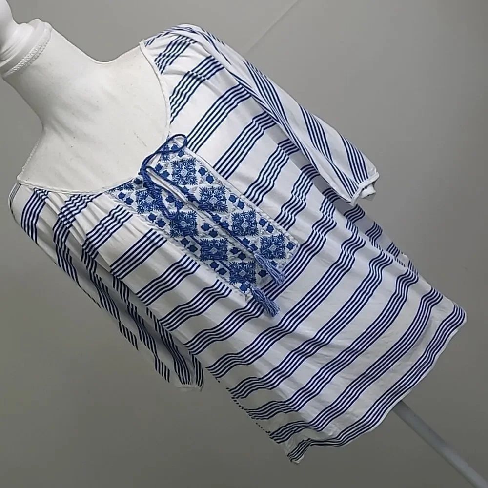Hem % thread sz S/M blue embroidery tassel top